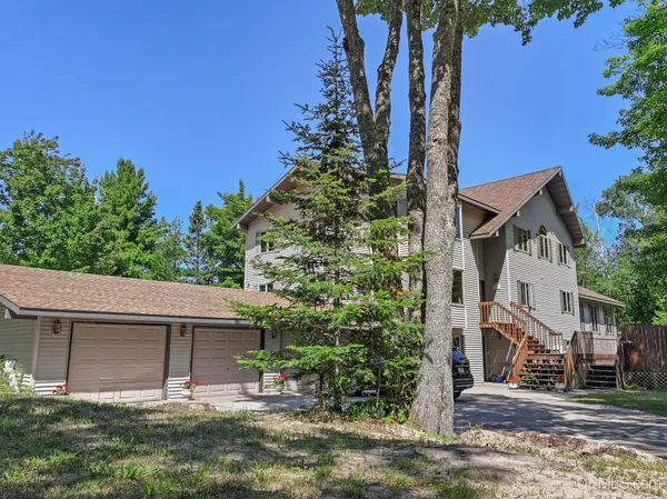 $980,000 | 5451 Lakeshore Drive, Eagle River, MI 49950