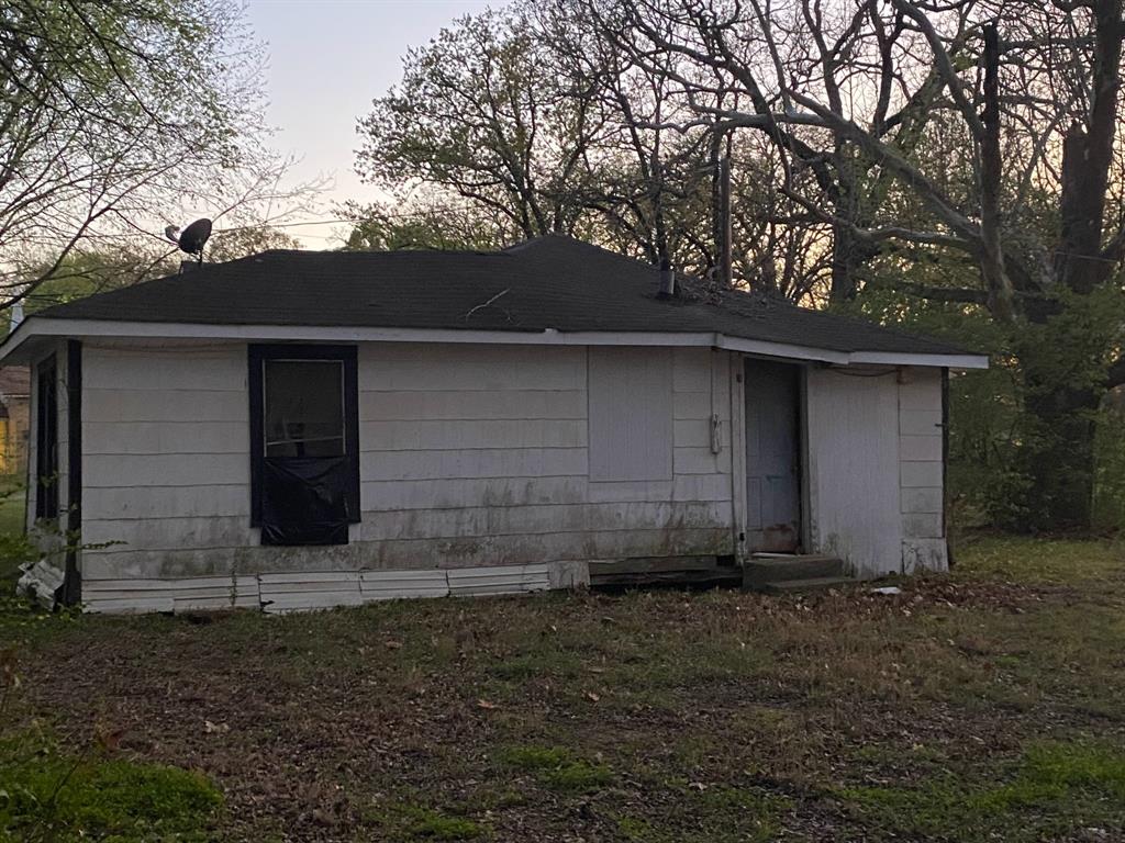 1113 West 31st Street Tyler, TX 75702 - Photo 2 of 5 a backyard of a house with lots of plants and large tree