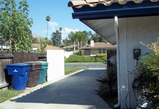 a view of a backyard