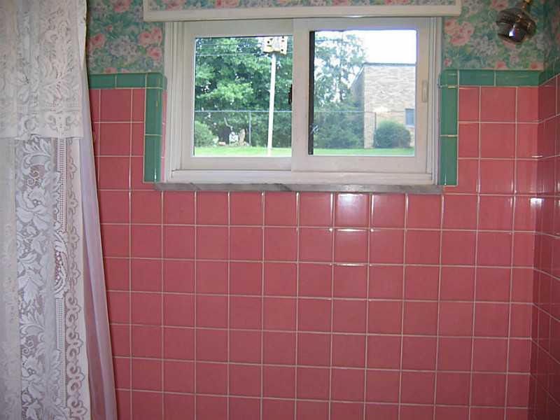 2394 Rose Garden Road Pittsburgh, PA 15220 - Photo 11 of 25 Full Bath. art deco, tile and fixtures in excellent condition