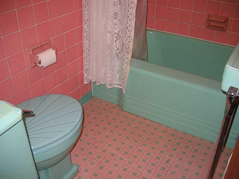 2394 Rose Garden Road Pittsburgh, PA 15220 - Photo 12 of 25 Full Bath.