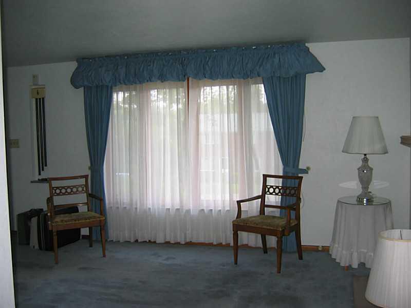 2394 Rose Garden Road Pittsburgh, PA 15220 - Photo 5 of 25 Living Room.