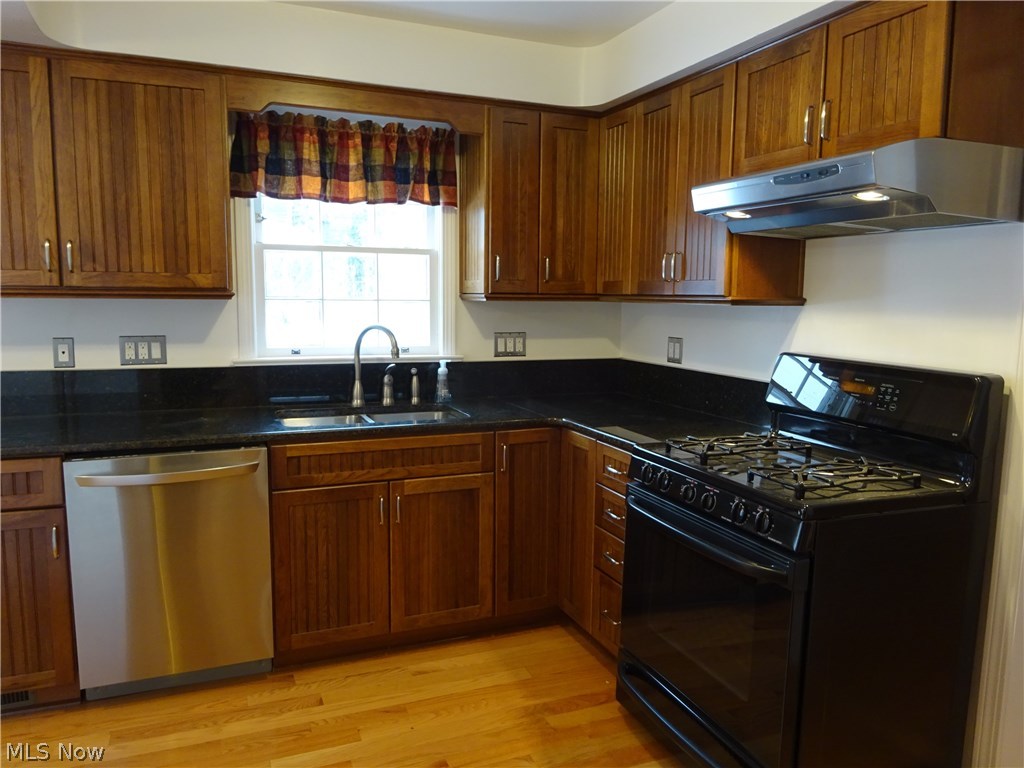 2927 Weymouth Road Cleveland, OH 44120 - Photo 10 of 29 Kitchen was renovated in 2010 with granite counters, and stainless dishwasher.