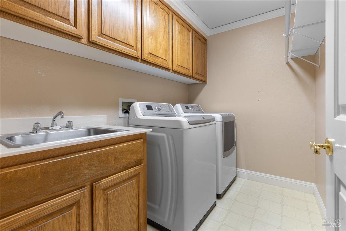 3229 Seminole Circle Fairfield, CA 94534 - Photo 34 of 73 a utility room with dryer and washer