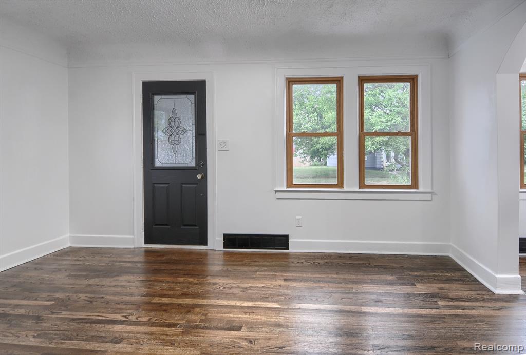 322 Leta Avenue Flint, MI 48507 - Photo 8 of 26