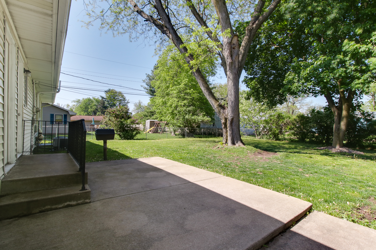 813 Parmon Road Bloomington, IL 61701 - Photo 19 of 23 a view of backyard with green space