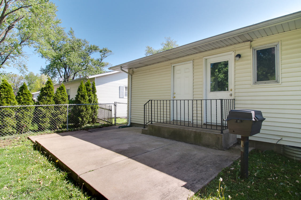 813 Parmon Road Bloomington, IL 61701 - Photo 23 of 23 a view of a backyard with a garden