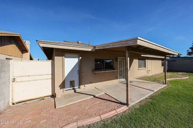 a view of a house with backyard