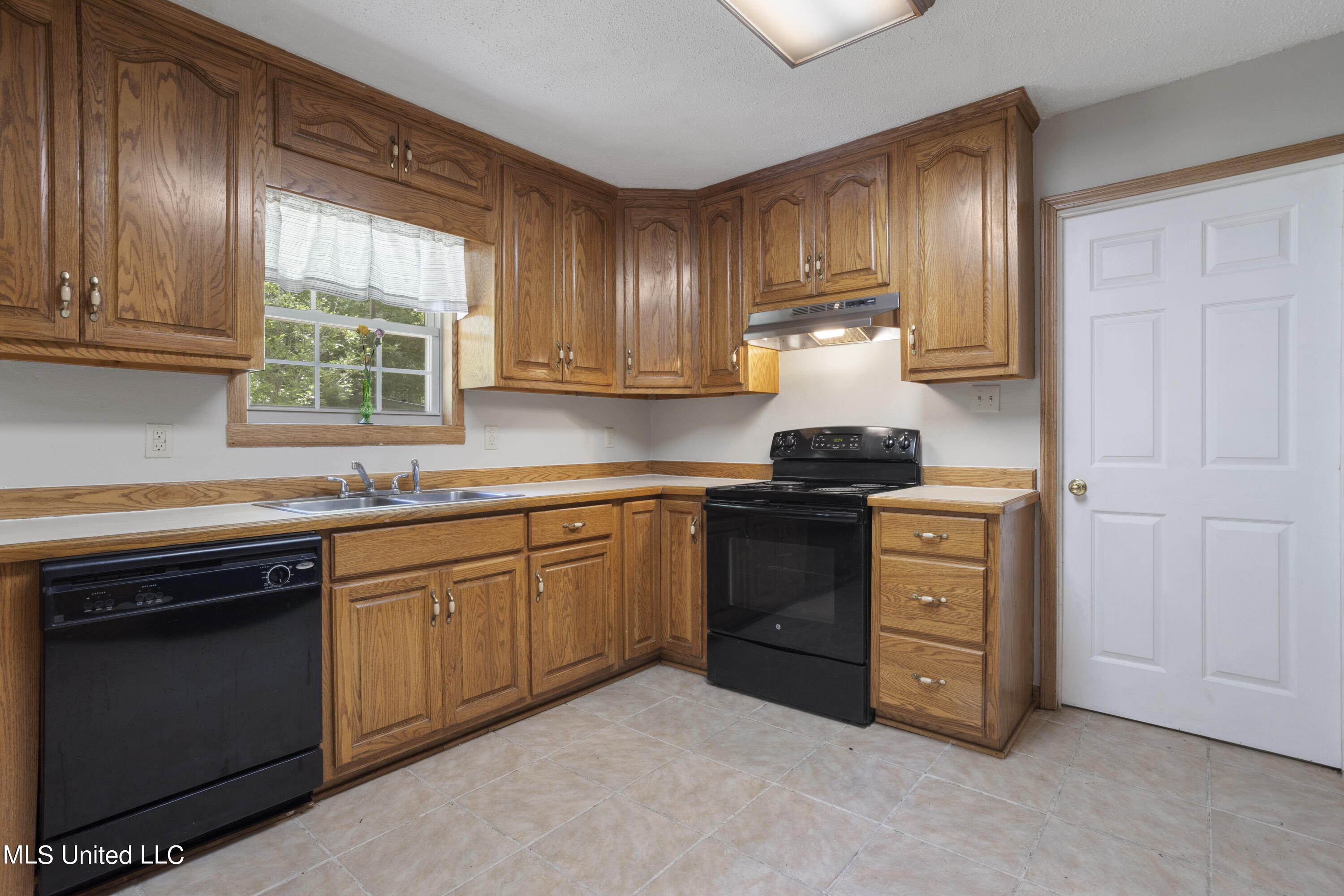 1700 Ladnier Road Gautier, MS 39553 - Photo 13 of 41 013 (1)