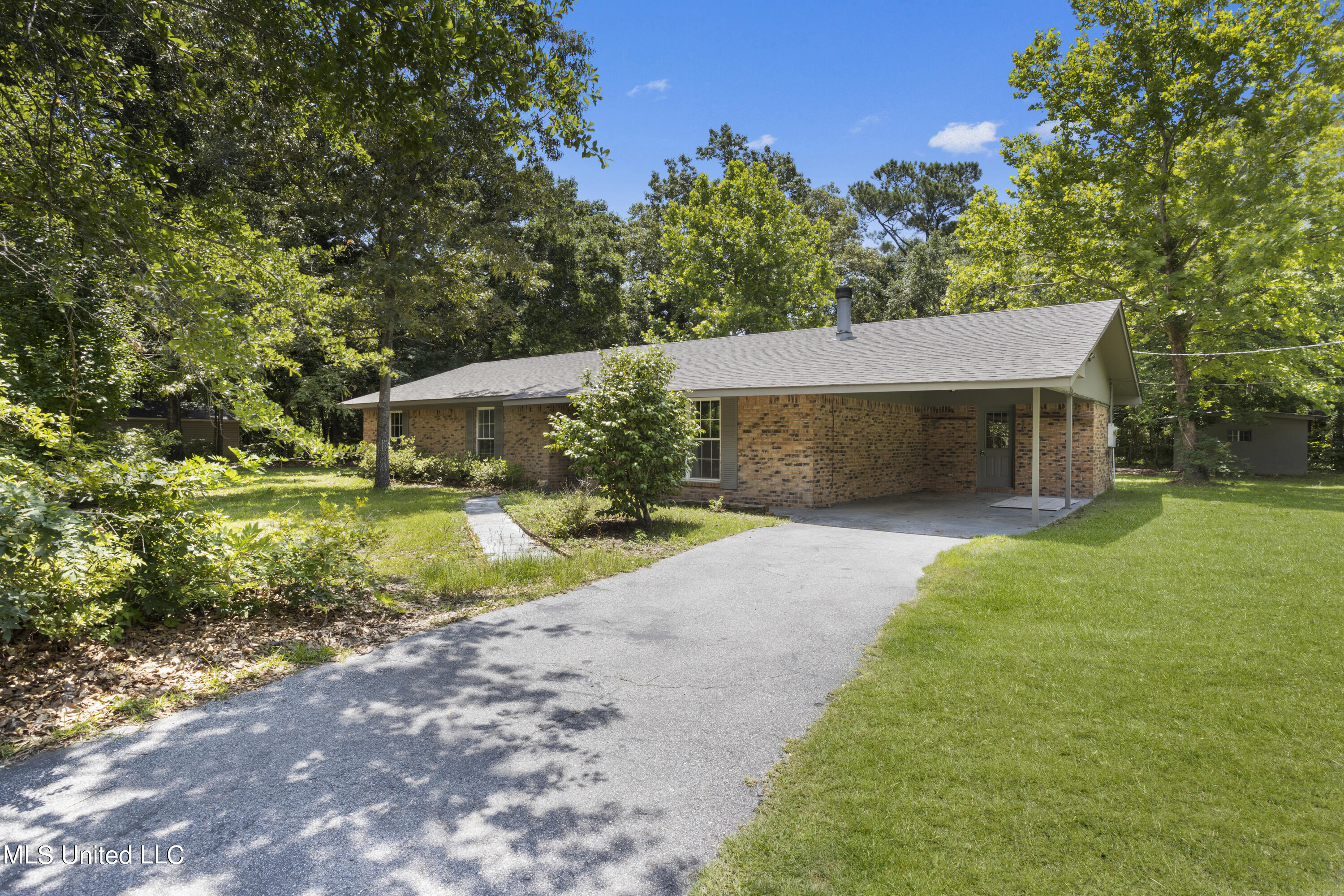 1700 Ladnier Road Gautier, MS 39553 - Photo 4 of 41 004 (1)