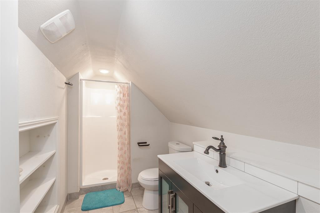 819 Beech Street Bonham, TX 75418 - Photo 22 of 35 Upstairs Bath