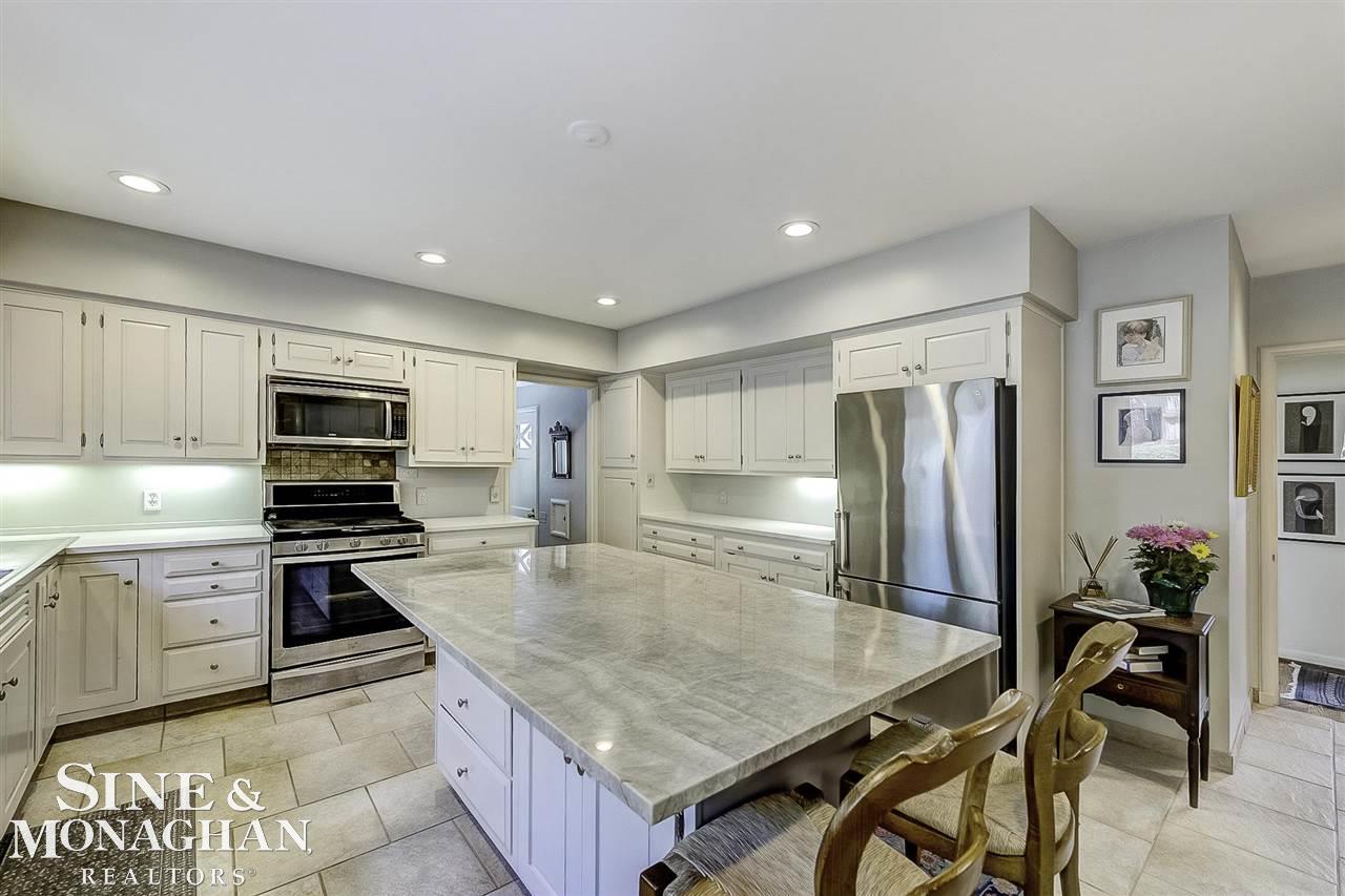 25 Beacon Hill Road Grosse Pointe, MI 48236 - Photo 13 of 70 50071532-12.JPG