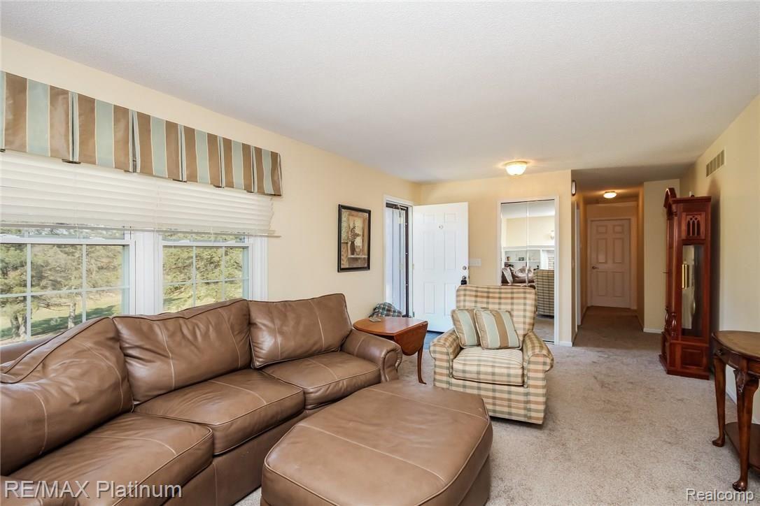 008-Living_Room-3747765-medium.jpg
