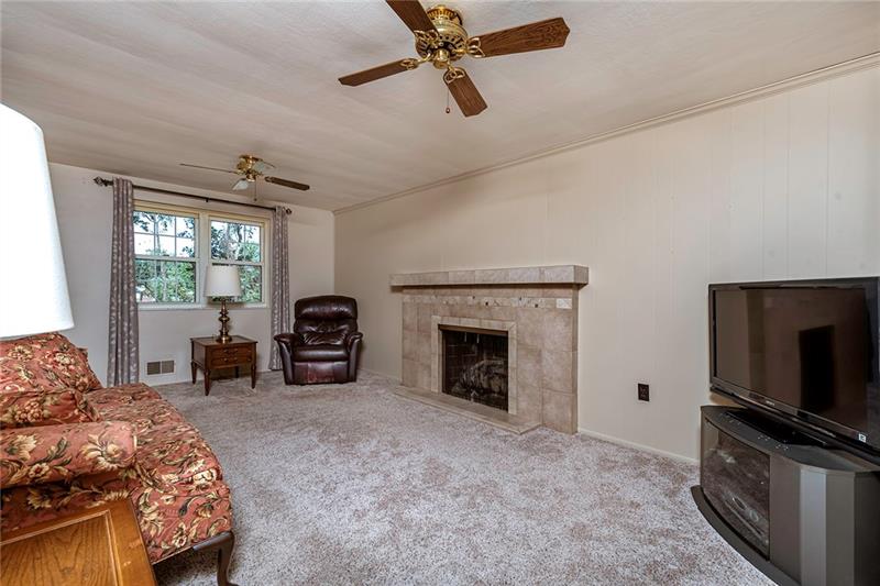 203 Lytton Road Coraopolis, PA 15108 - Photo 4 of 25 Gallery Image 4