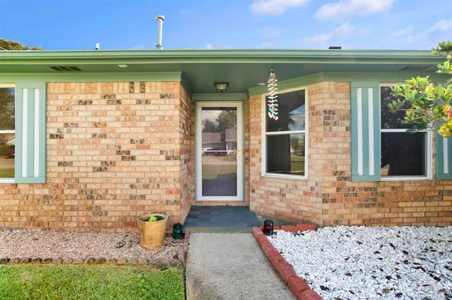 $2,100 | 4036 Shorewood Drive, Pensacola, FL 32507