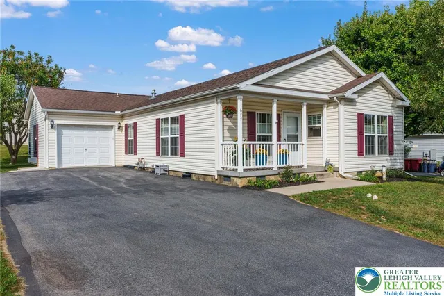 a view of a house with backyard and garden