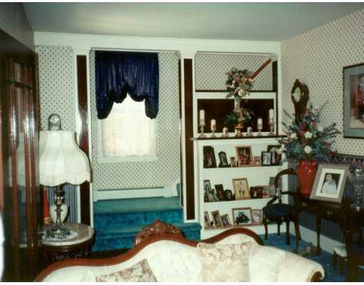 377 Connecticut Avenue Rochester, PA 15074 - Photo 3 of 5 Living Room.