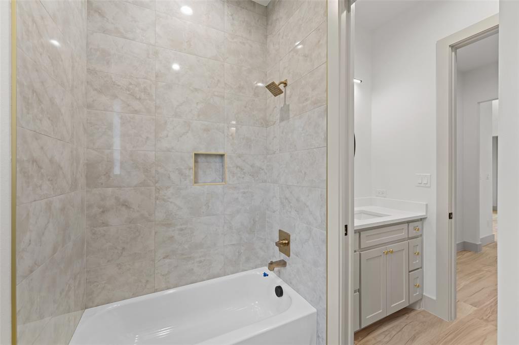 14120 Park Way Log Cabin, TX 75148 - Photo 27 of 40 a bathroom with a bathtub