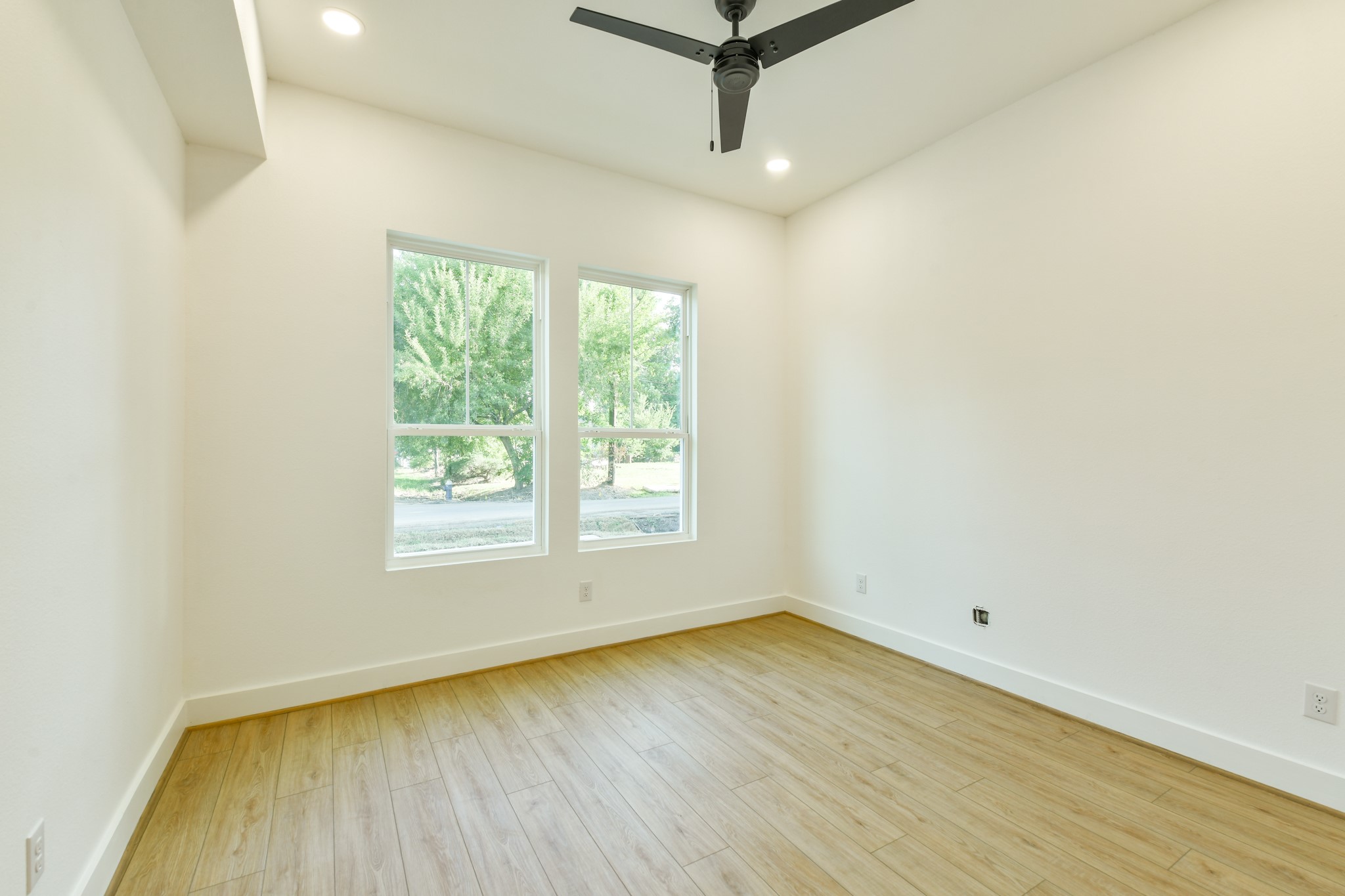 164 Wallace Street Houston, TX 77022 - Photo 18 of 29 an empty room with a window and a ceiling fan
