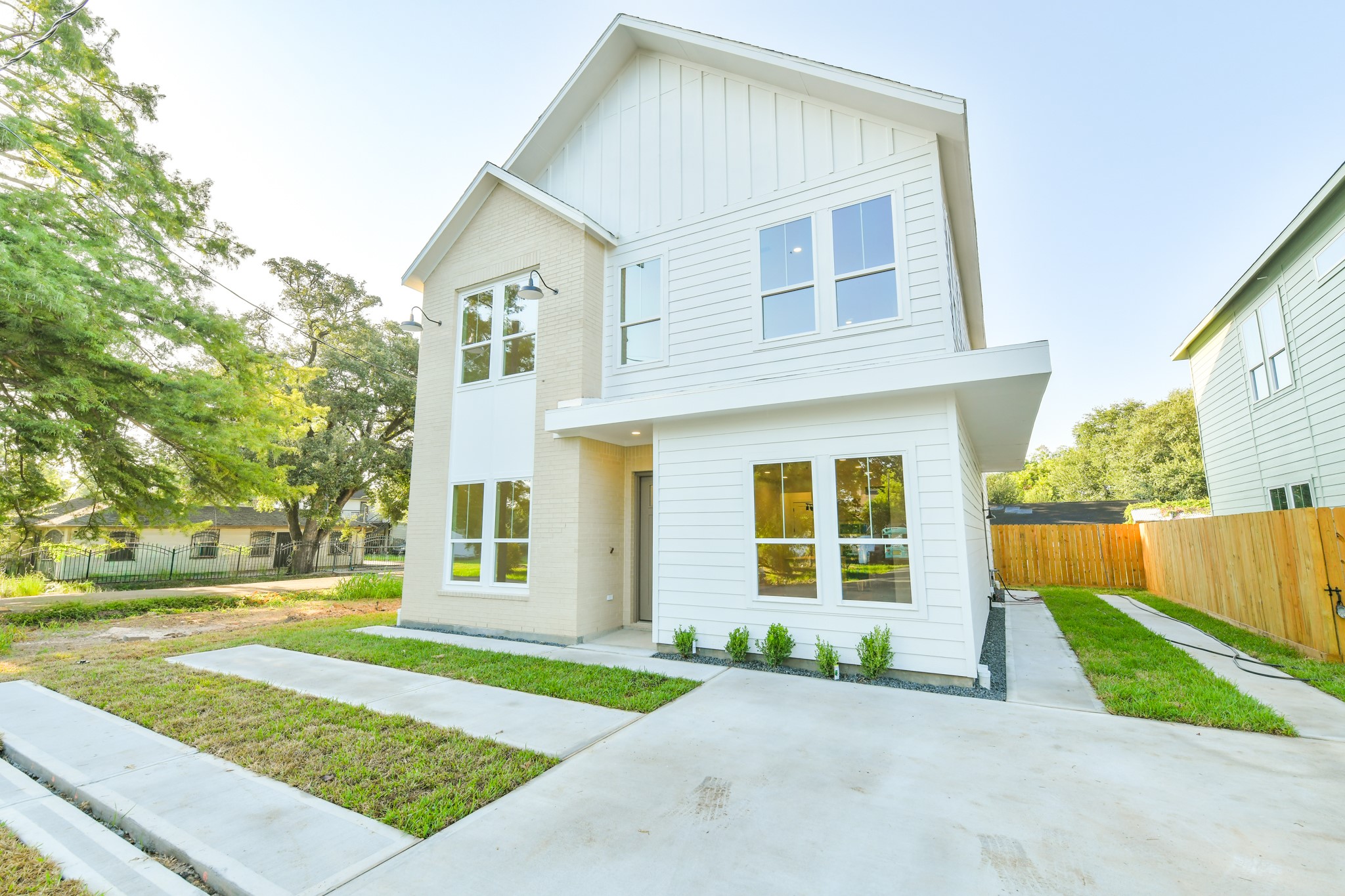 164 Wallace Street Houston, TX 77022 - Photo 2 of 29 front view of a house with a yard