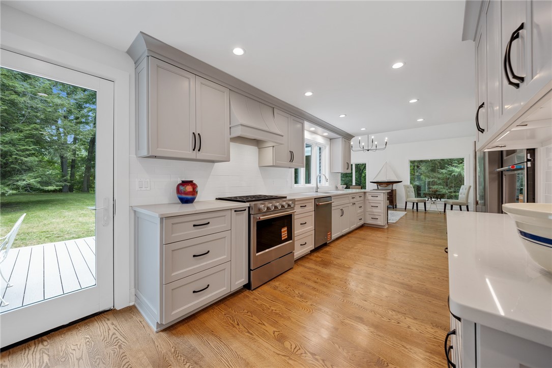 157 Crescent Hill Road Perinton, NY 14534 - Photo 24 of 47 DREAM COOK'S KITCHEN WITH AMISH CABINETRY, QUARTZ