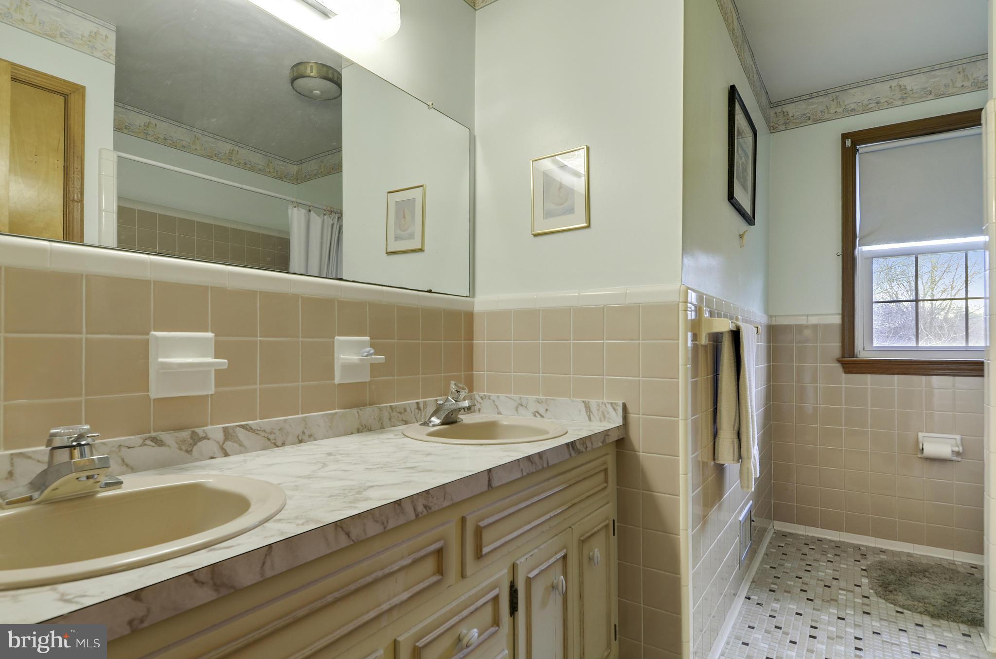 8236 Hilton Road Gaithersburg, MD 20882 - Photo 14 of 30 Bath