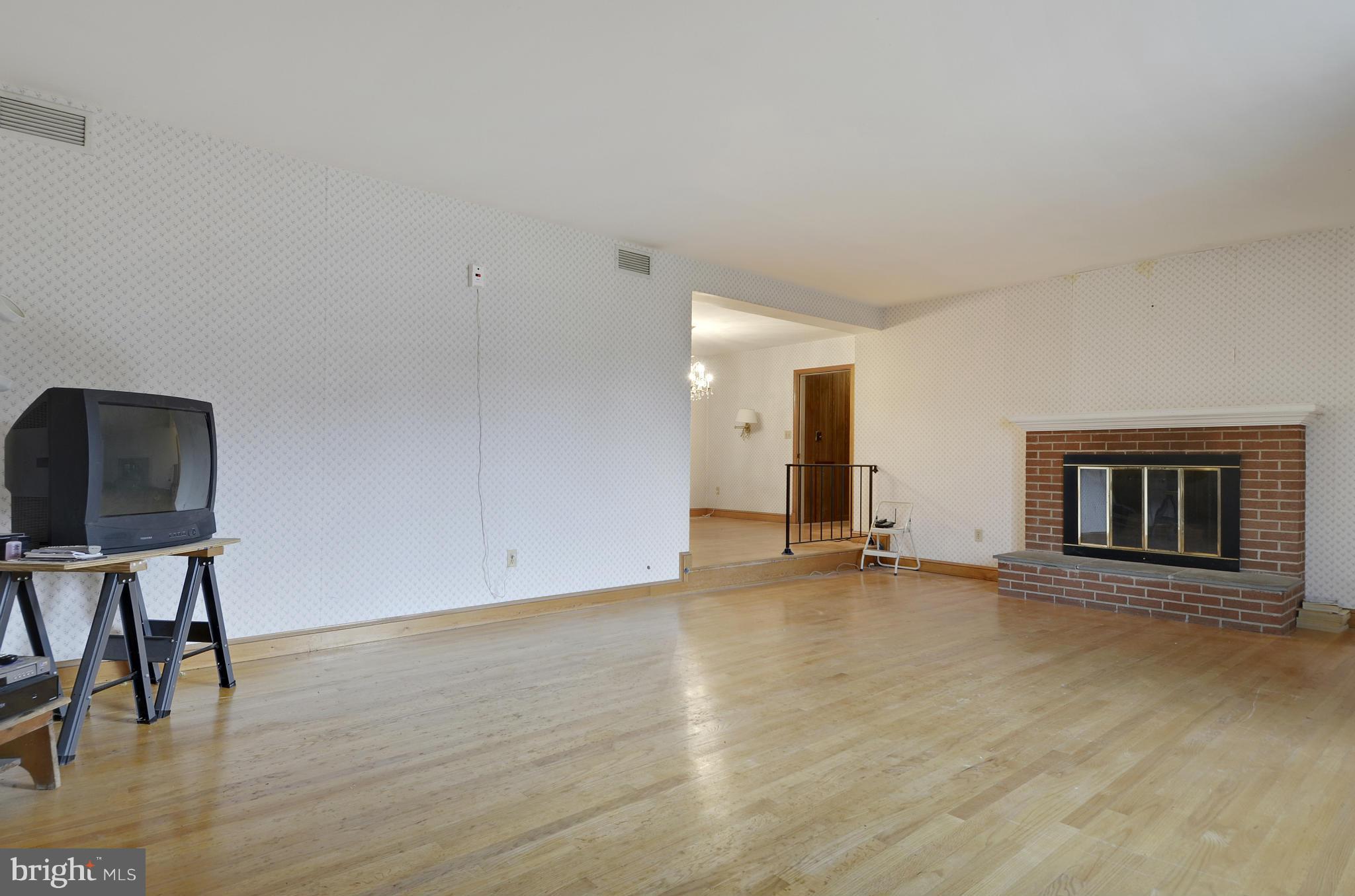 8236 Hilton Road Gaithersburg, MD 20882 - Photo 3 of 30 Living Room