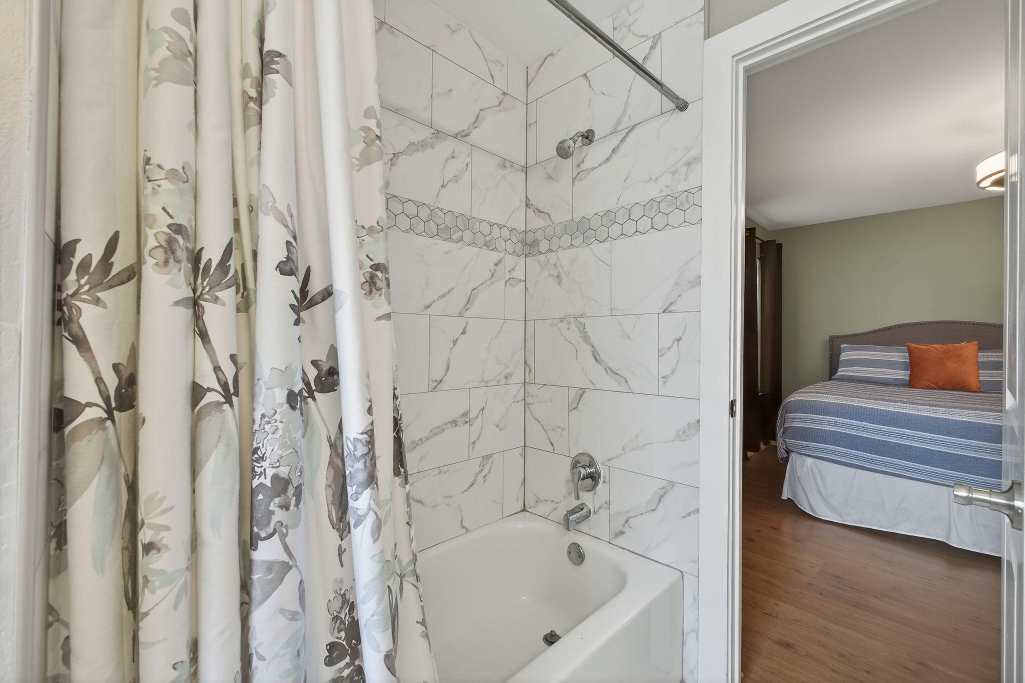 5207 Cornish Street Houston, TX 77007 - Photo 10 of 38 1st floor ensuite bathroom
