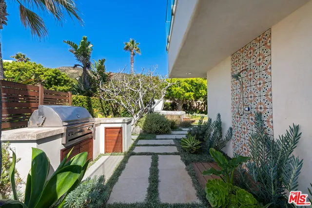 a view of a backyard