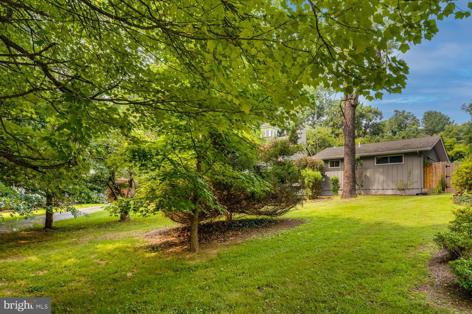 4018 Roberts Road Fairfax, VA 22032 - Photo 21 of 27 Stunning yard