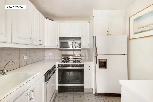$1,395,000 | 157 East 74th Street, Unit 9B | Lenox Hill