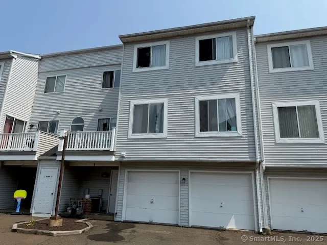a view of the front of house with a street