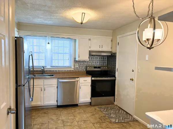 $1,900 | 262 Robin Court, Unit A, Cheshire, CT 06410
