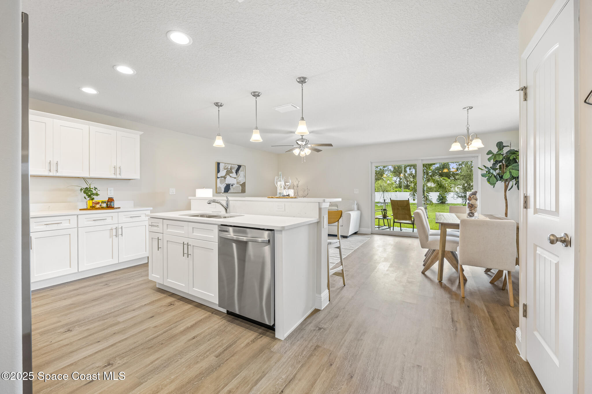 207-237 Hidden Wds Place Melbourne, FL 32901 - Photo 12 of 49 Middle Unit Kitchen - Staged
