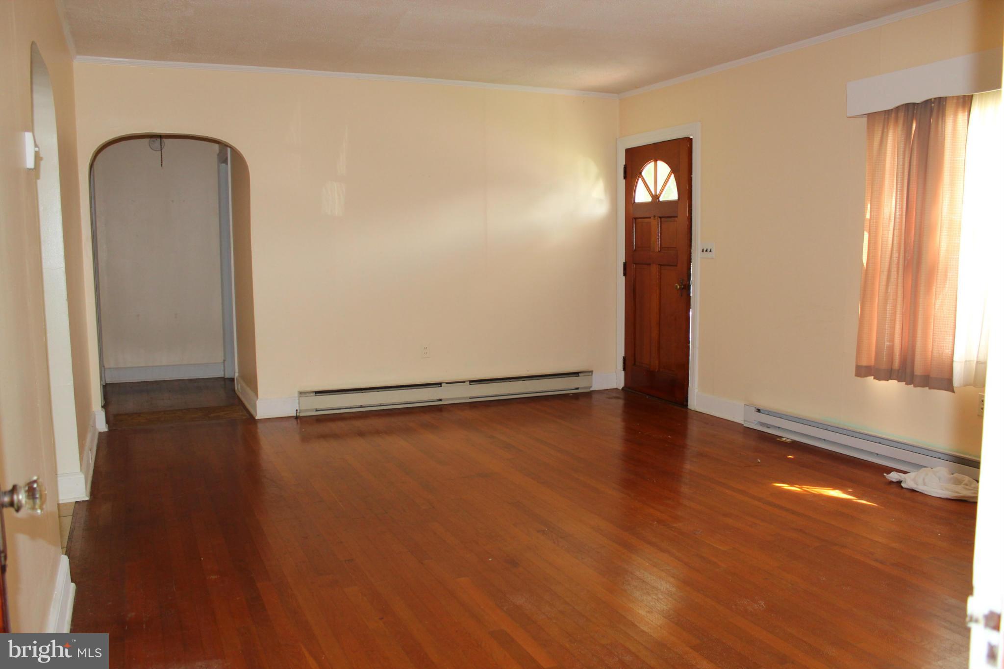 215 Killarney Road Cambridge, MD 21613 - Photo 3 of 21 Living Room