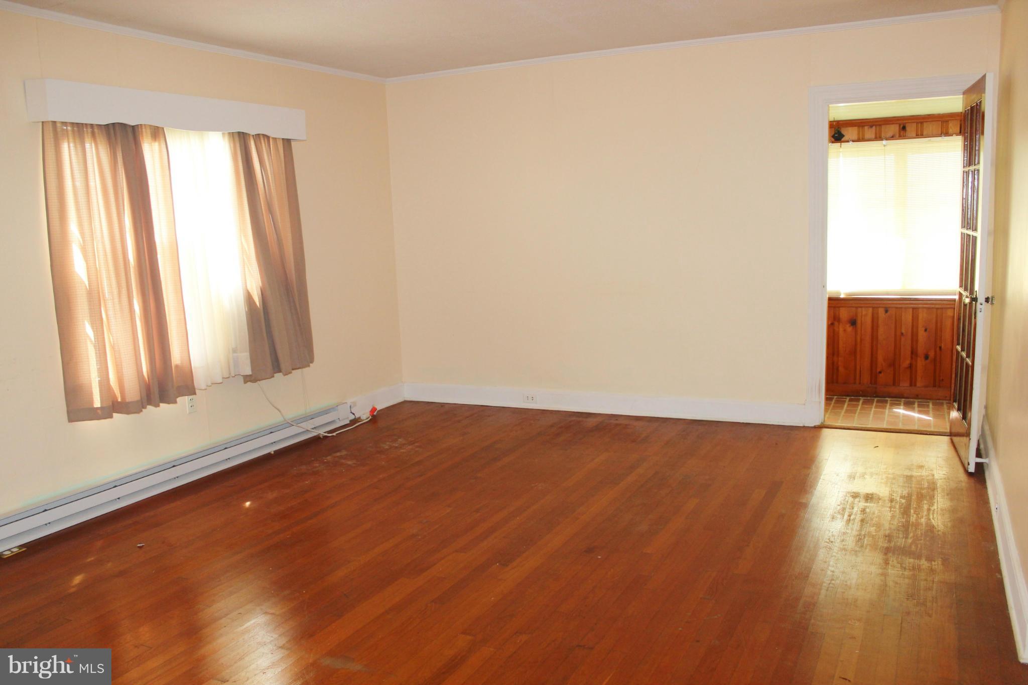 215 Killarney Road Cambridge, MD 21613 - Photo 4 of 21 Living Room