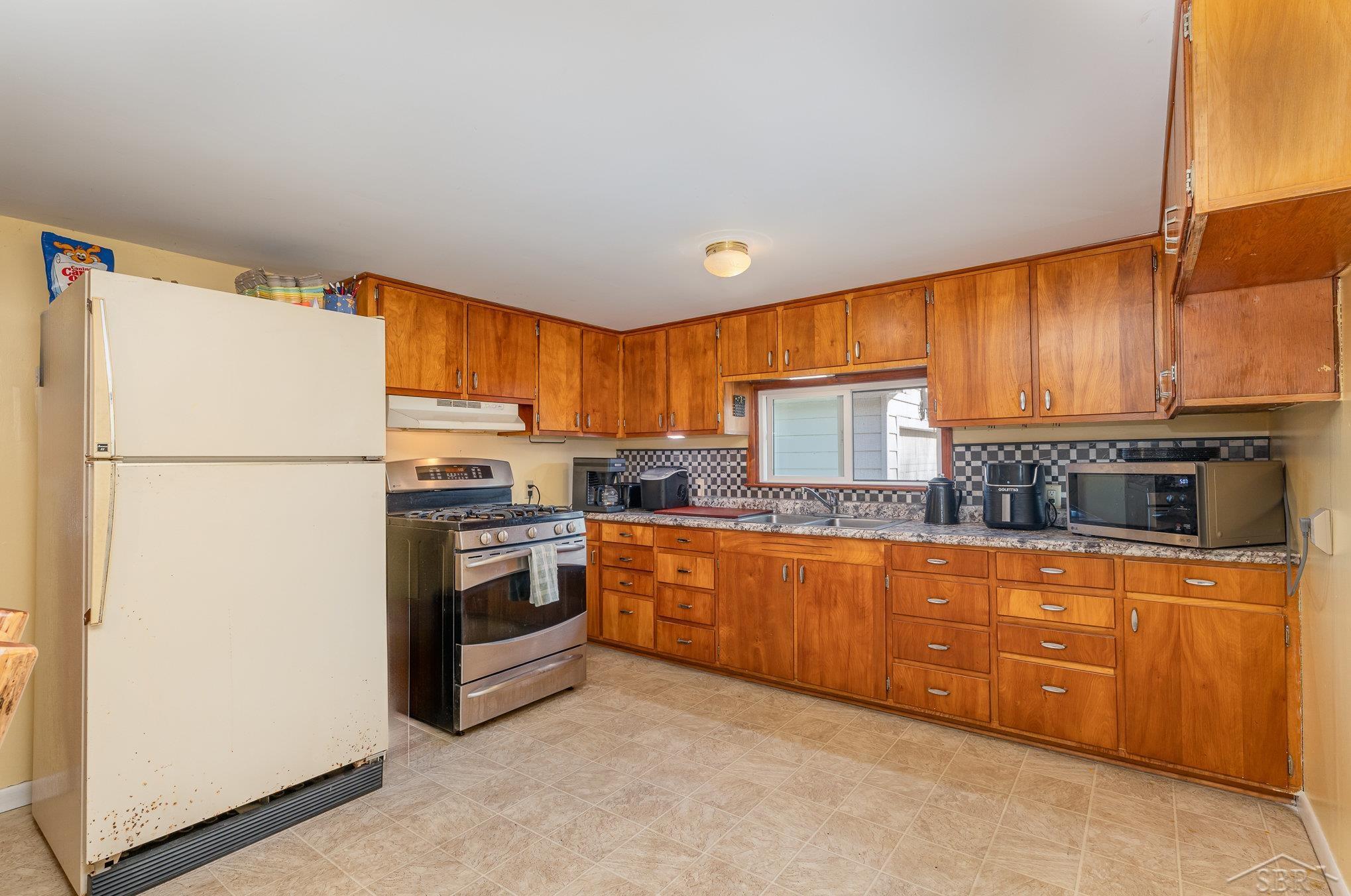 1635 South Castor Road Midland, MI 48640 - Photo 10 of 16 50172670-a73f59f8-8912-4032-b4ce-b447f4c5a27e.JPG