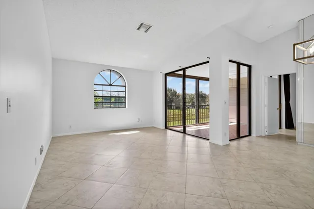 $2,600 | 5475 Verona Drive, Unit J, Boynton Beach, FL 33437