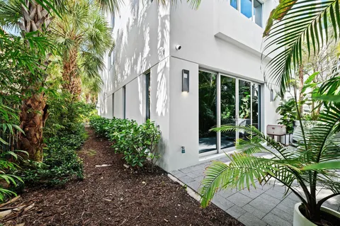 $1,999,995 | 240 Shore Court, Fort Lauderdale, FL 33308