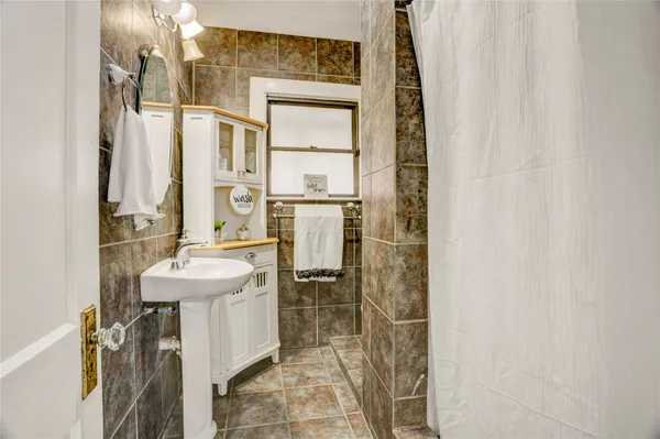 $1,800 | 5221 Mulford Street, Houston, TX 77023