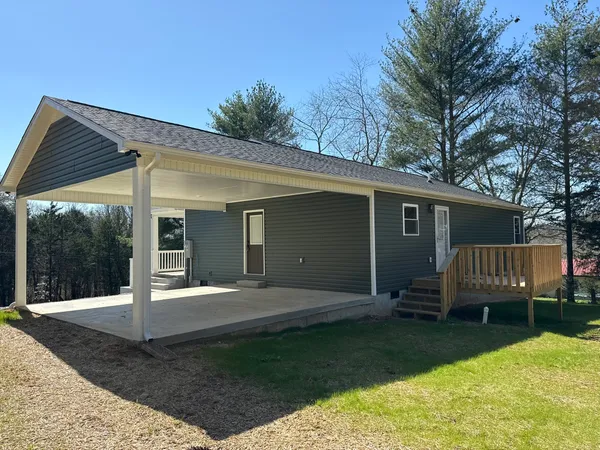 a view of a house with backyard and porch