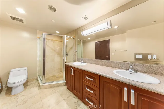 a view of entryway with a flower garden