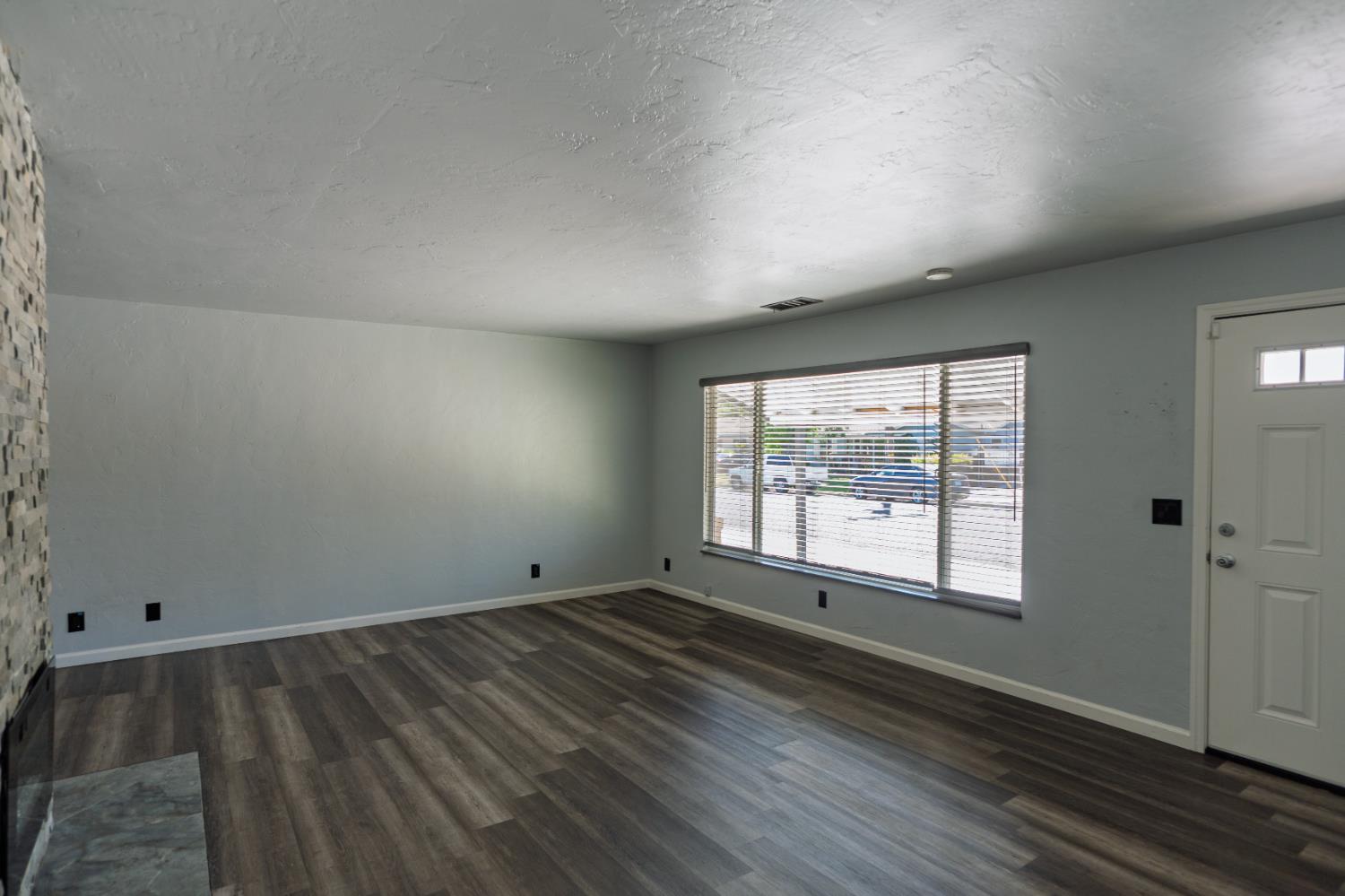 27 Emerald Drive Merced, CA 95340 - Photo 4 of 54