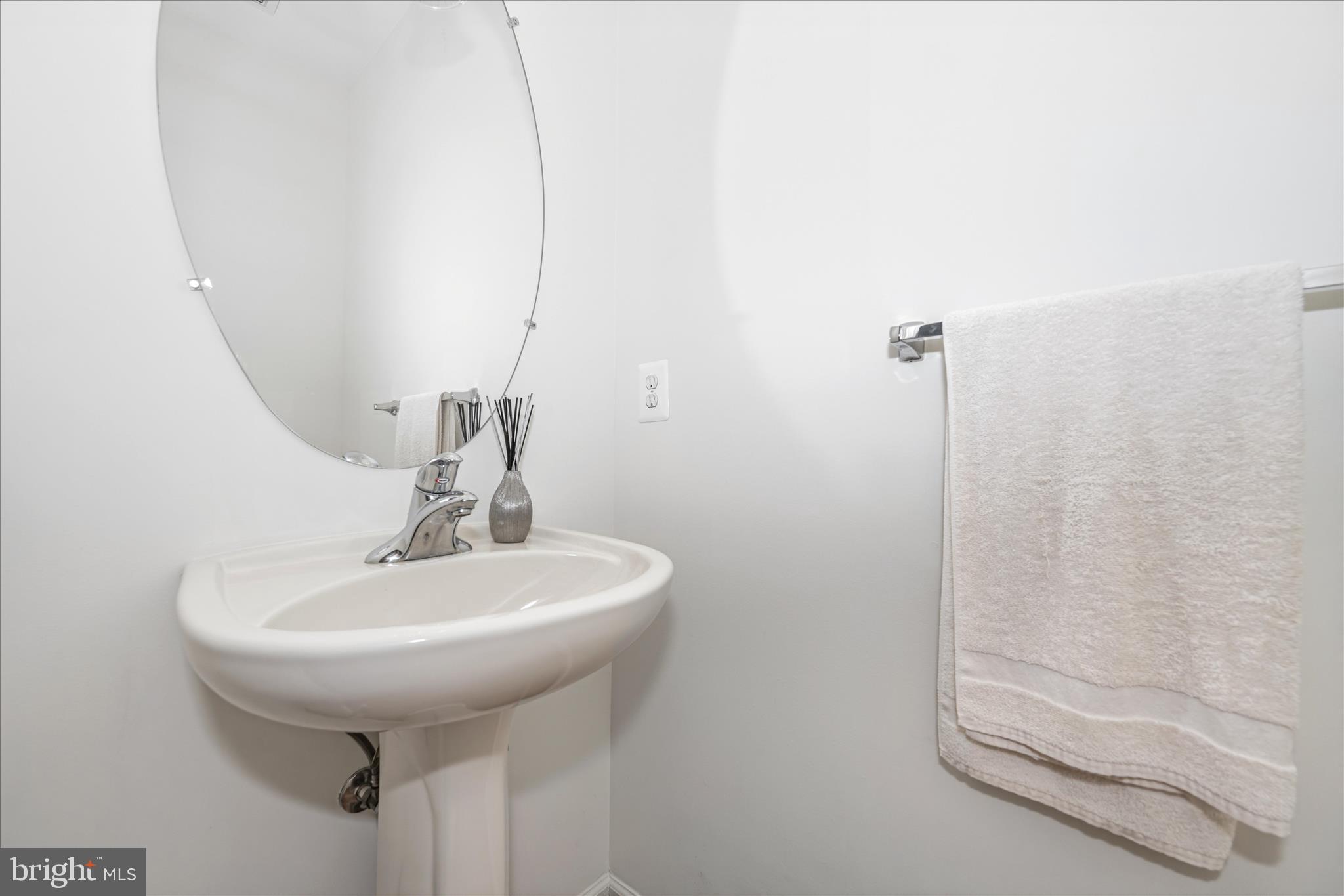 21 Inkberry Circle Gaithersburg, MD 20877 - Photo 26 of 51 a bathroom with a sink and mirror