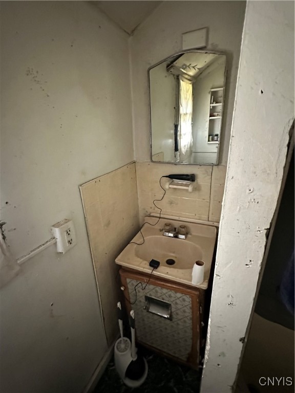 707 Wolf Street Syracuse, NY 13208 - Photo 13 of 25 1st floor bathroom