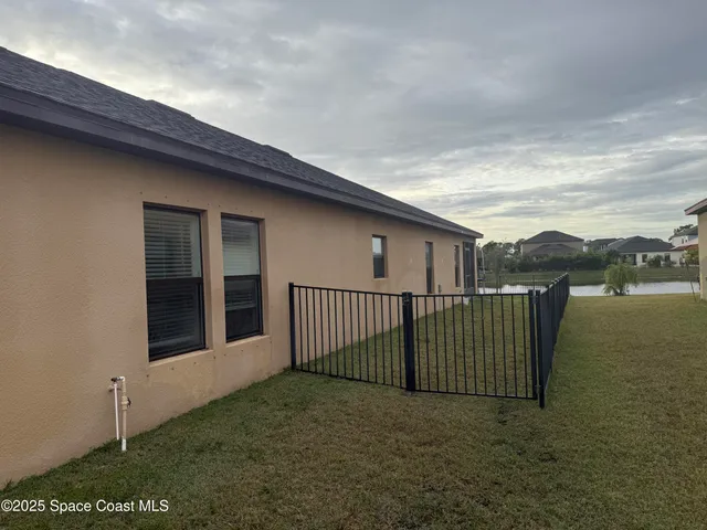 a view of a backyard