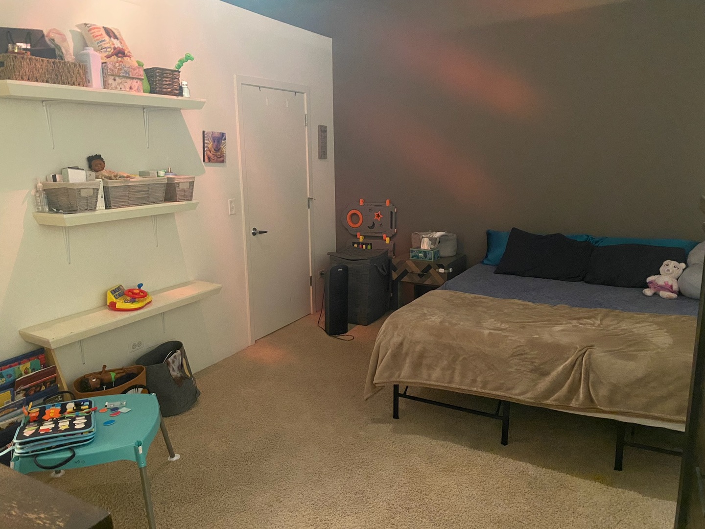 1640 Maple Avenue, Unit 203 Evanston, IL 60201 - Photo 8 of 10 a bedroom with a bed and a window