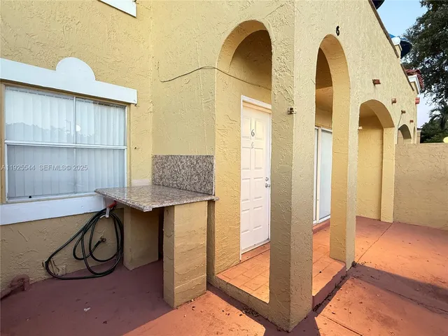 a view of entryway with livingroom