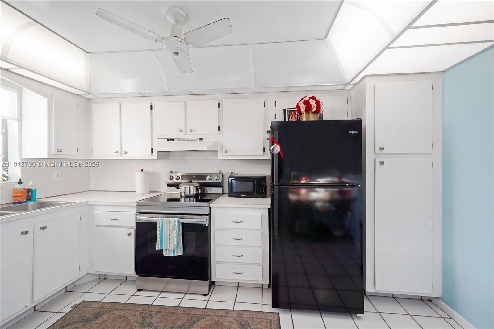 2430 DC Country Club Boulevard, Unit 6092 Deerfield Beach, FL 33442 - Photo 10 of 32 a kitchen with a stove and a refrigerator