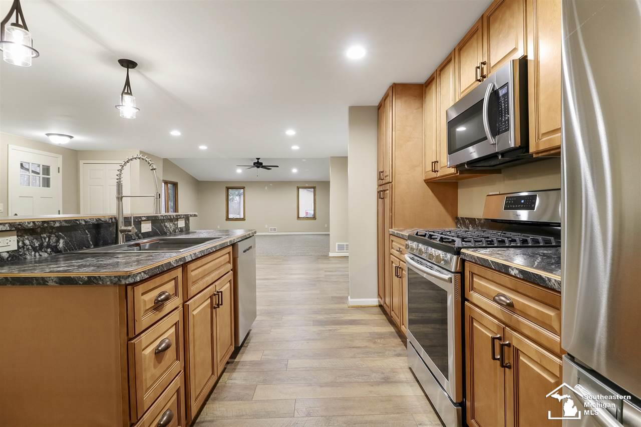 22699 Merriman Road New Boston, MI 48164 - Photo 9 of 40